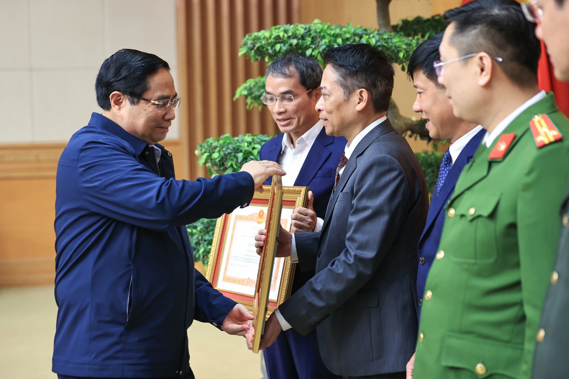 Thủ tướng trao bằng khen cho các tập thể, cá nhân có thành tích xuất sắc trong thực hiện Chiến dịch Quang Trung - Ảnh VGP Thủ tướng trao bằng khen cho các tập thể, cá nhân có thành tích xuất sắc trong thực hiện Chiến dịch Quang Trung - Ảnh VGP