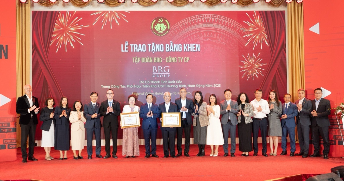 Ông Lại Xuân Môn - Uỷ viên Ban chấp hành Trung ương Đảng, Phó Trưởng ban Thường trực Ban Tuyên giáo và Dân vận Trung ương trao tặng Bằng khen tập thể Tập đoàn BRG cho Ban Lãnh đạo Tập đoàn