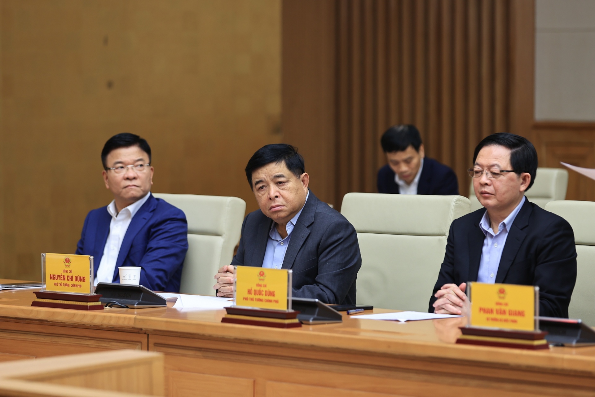 Các Phó Thủ tướng Lê Thành Long, Nguyễn Chí Dũng, Hồ Quốc Dũng dự Hội nghị - Ảnh: VGP Các Phó Thủ tướng Lê Thành Long, Nguyễn Chí Dũng, Hồ Quốc Dũng dự Hội nghị - Ảnh: VGP