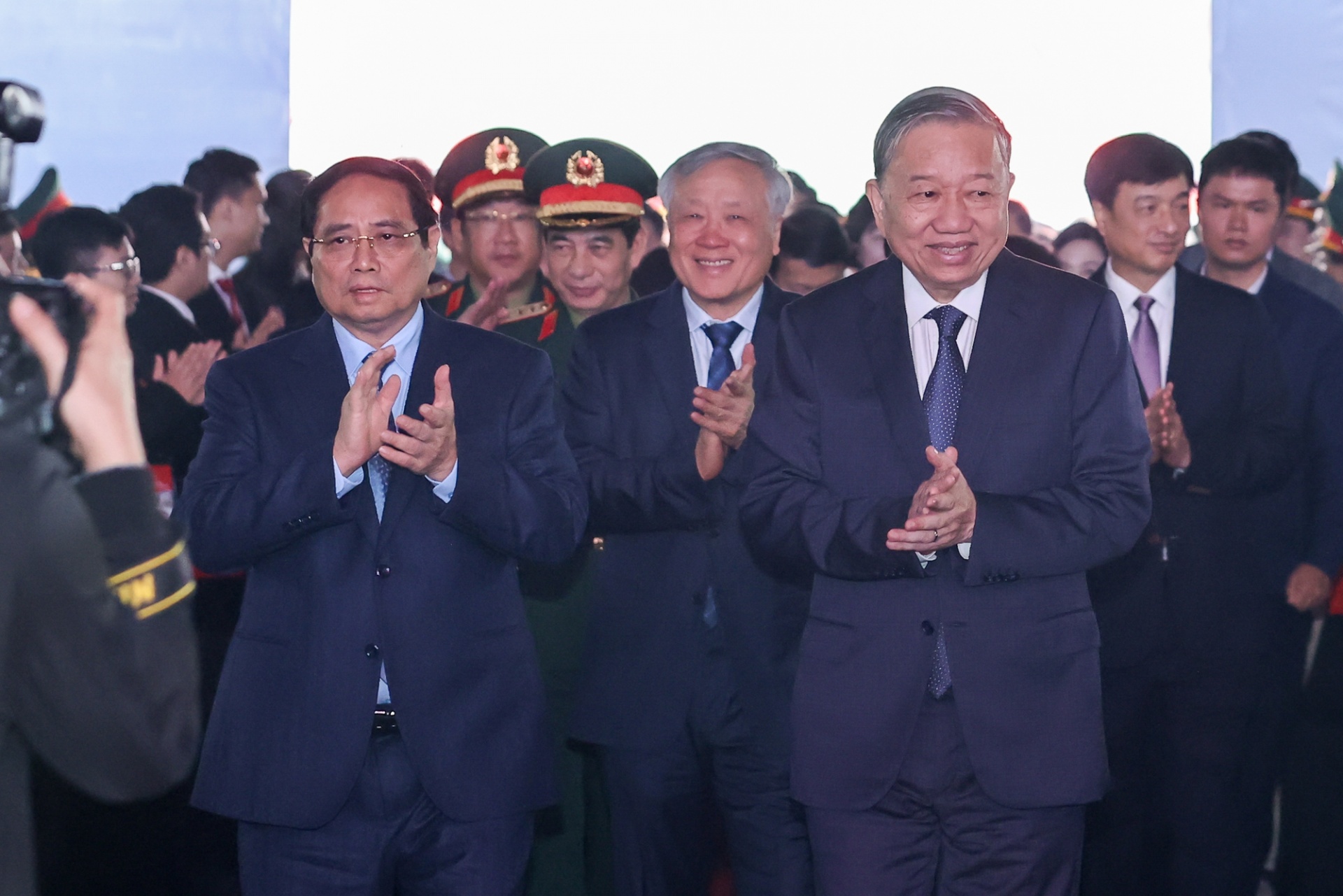 Tổng Bí thư Tô Lâm, Thủ tướng Chính phủ Phạm Minh Chính tới dự lễ khởi công nhà máy chế tạo chip bán dẫn đầu tiên tại Việt Nam - Ảnh: VGP Tổng Bí thư Tô Lâm, Thủ tướng Chính phủ Phạm Minh Chính tới dự lễ khởi công nhà máy chế tạo chip bán dẫn đầu tiên tại Việt Nam - Ảnh: VGP