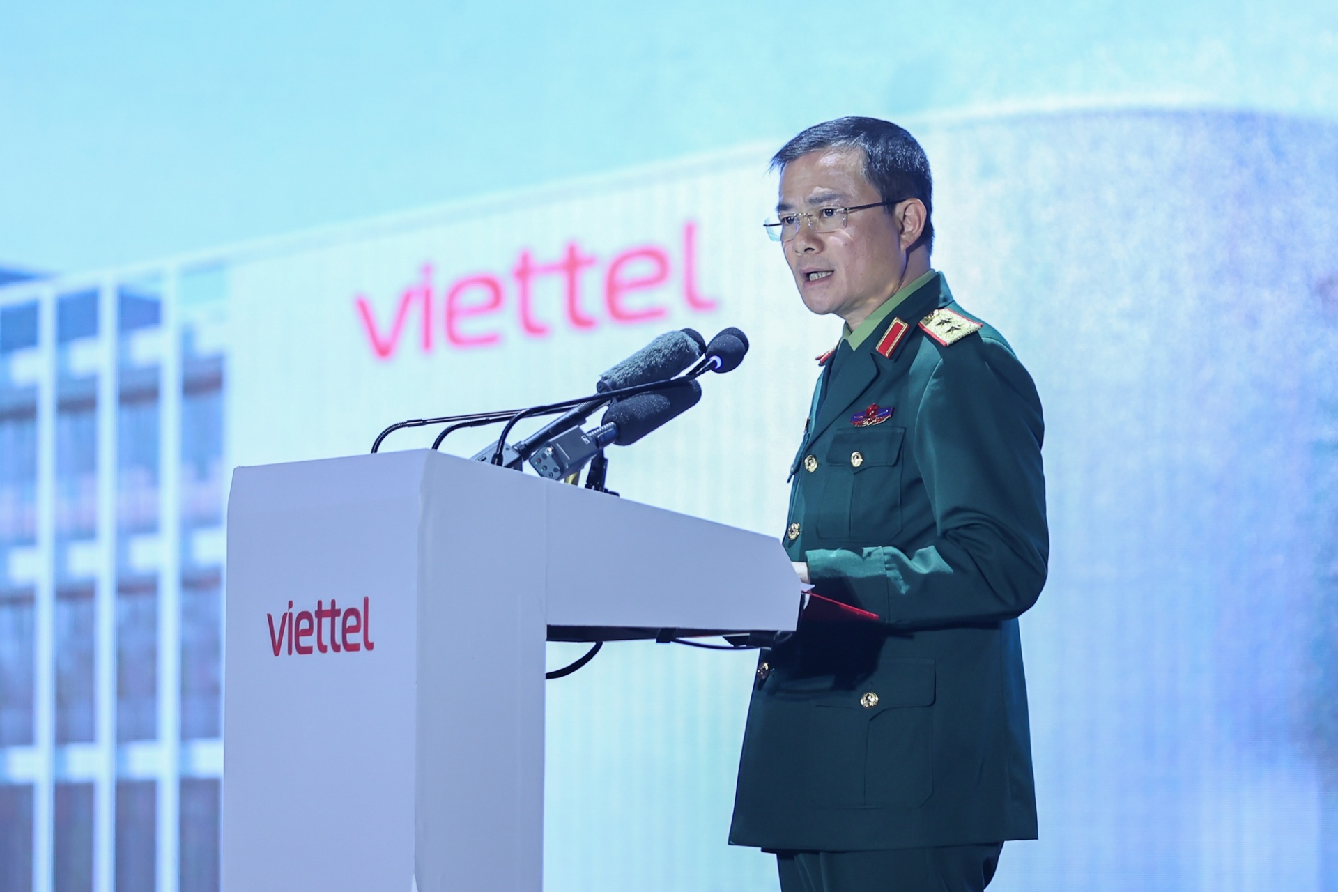 Trung tướng Tào Đức Thắng, Chủ tịch kiêm Tổng Giám đốc Tập đoàn Viettel phát biểu - Ảnh: VGP Trung tướng Tào Đức Thắng, Chủ tịch kiêm Tổng Giám đốc Tập đoàn Viettel phát biểu - Ảnh: VGP