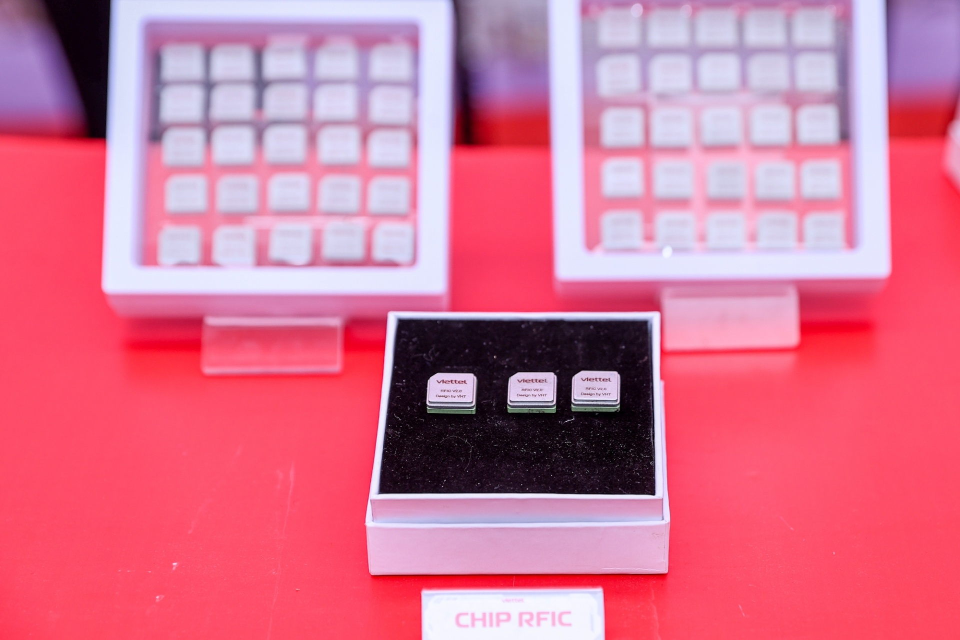 Các sản phẩm chip trưng bày tại Lễ khởi công - Ảnh: VGP Các sản phẩm chip trưng bày tại Lễ khởi công - Ảnh: VGP