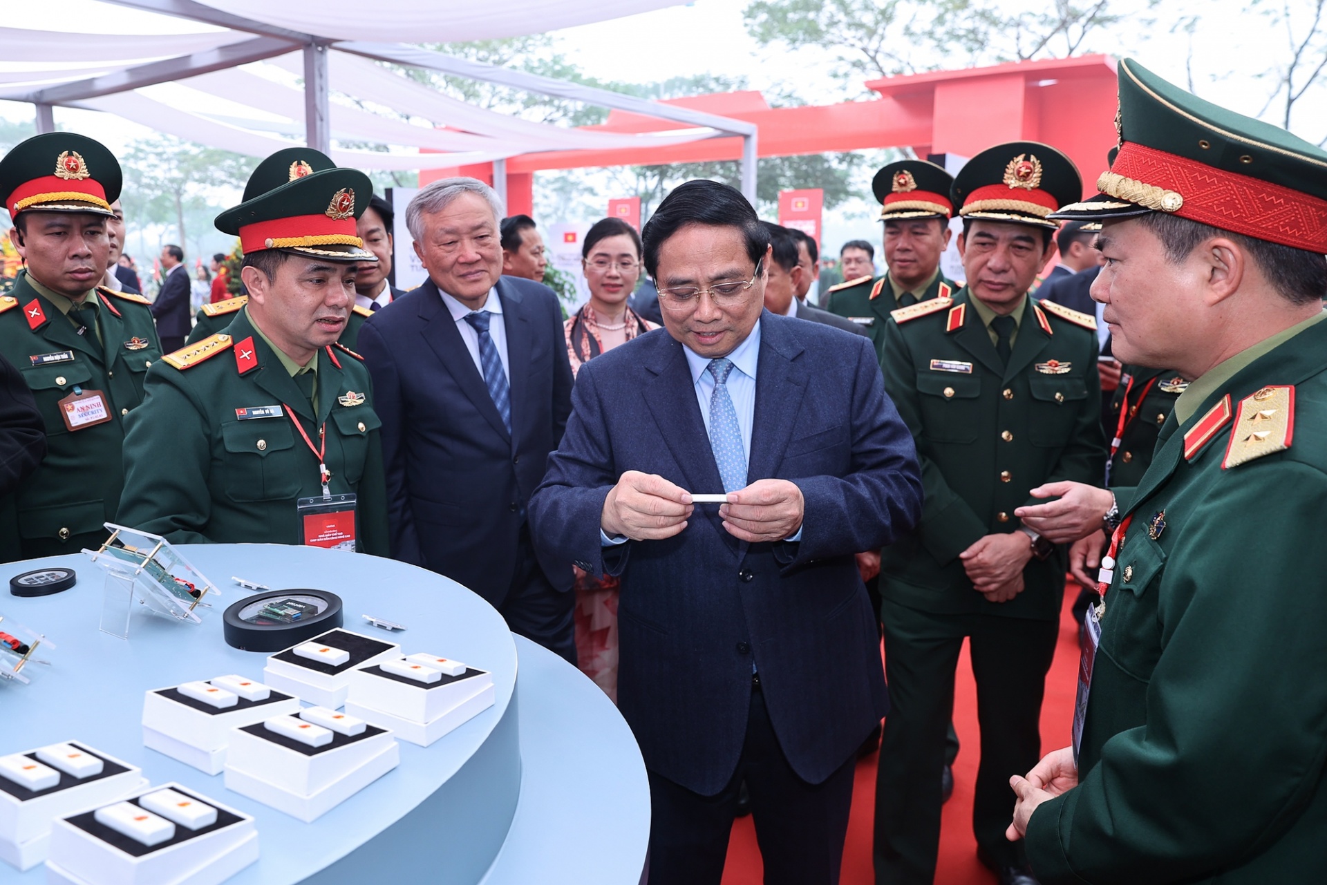 Thủ tướng Phạm Minh Chính tham quan gian trưng bày - Ảnh: VGP Thủ tướng Phạm Minh Chính tham quan gian trưng bày - Ảnh: VGP