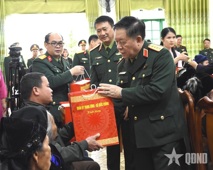 Đại tướng Nguyễn Trọng Nghĩa trao quà tặng các gia đình chính sách, người có công trên địa bàn tỉnh Cao Bằng. Ảnh: ANH MINH Đại tướng Nguyễn Trọng Nghĩa trao quà tặng các gia đình chính sách, người có công trên địa bàn tỉnh Cao Bằng. Ảnh: ANH MINH
