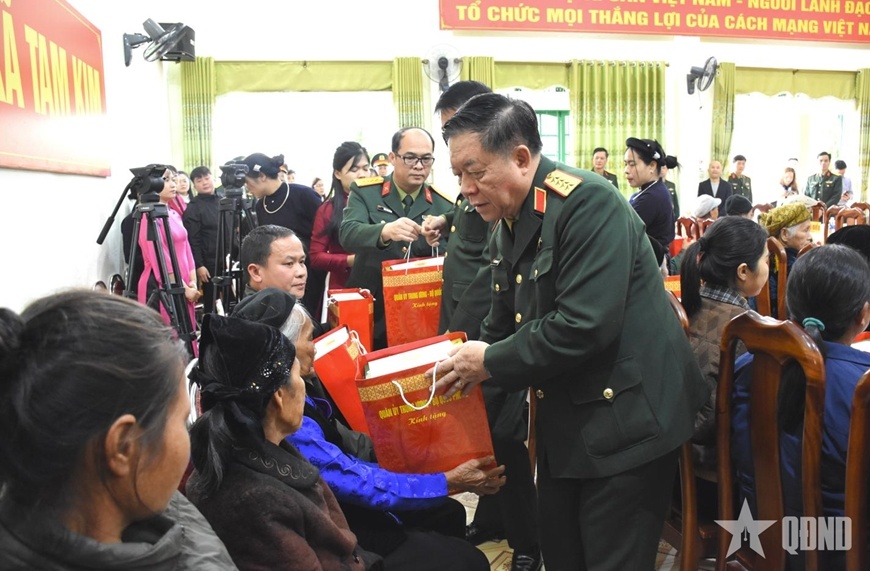 Đại tướng Nguyễn Trọng Nghĩa trao quà tặng các gia đình chính sách, người có công trên địa bàn tỉnh Cao Bằng. Ảnh: ANH MINH Đại tướng Nguyễn Trọng Nghĩa trao quà tặng các gia đình chính sách, người có công trên địa bàn tỉnh Cao Bằng. Ảnh: ANH MINH