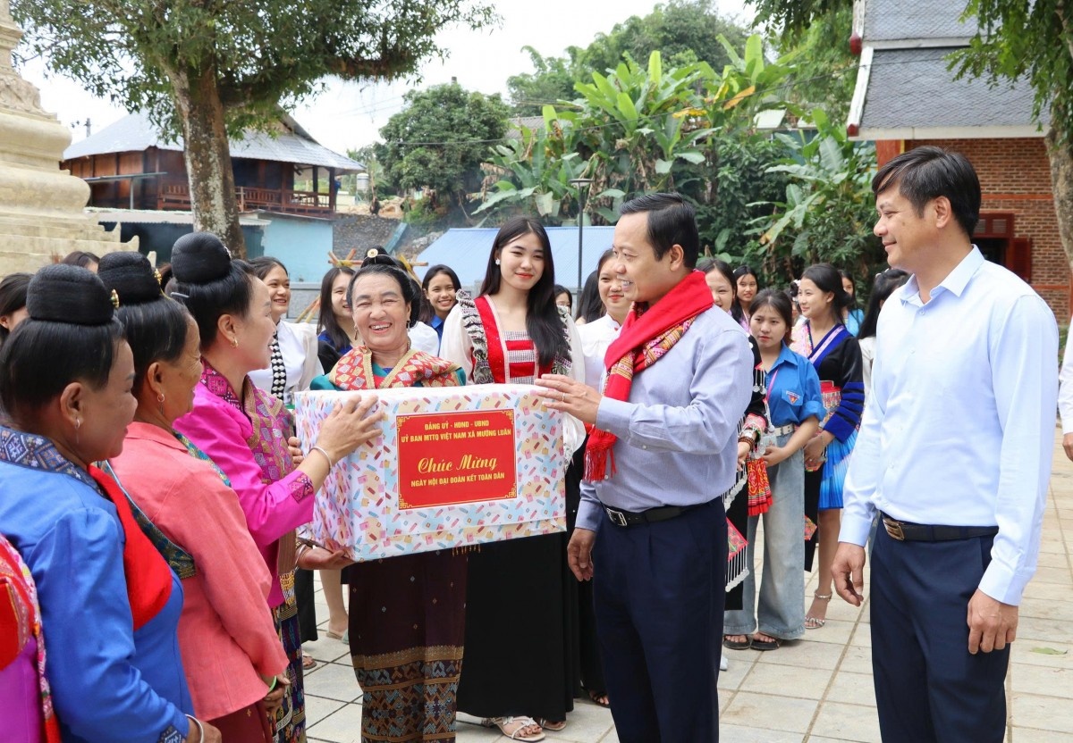 Bí thư Tỉnh ủy Điện Biên Trần Tiến Dũng tặng quà người dân bản Mường Luân 1, xã Mường Luân nhân ngày hội Đại đoàn kết dân tộc năm 2025.