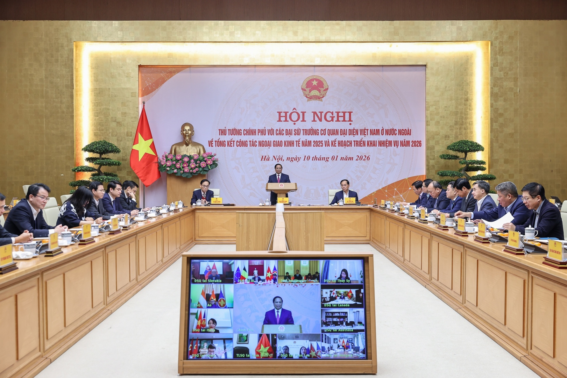 Chủ trì Hội nghị trực tuyến với các Đại sứ, Trưởng Cơ quan đại diện Việt Nam ở nước ngoài về tổng kết công tác ngoại giao kinh tế năm 2025 và triển khai nhiệm vụ năm 2026, tối 10/1, Thủ tướng Chính phủ Phạm Minh Chính đánh giá, ngoại giao kinh tế đạt kết quả quan trọng mang tính NGOẠI GIAO KINH TẾ CHUYỂN MÌNH MẠNH MẼ VÌ SỰ PHÁT TRIỂN HÙNG CƯỜNG CỦA DÂN TỘC