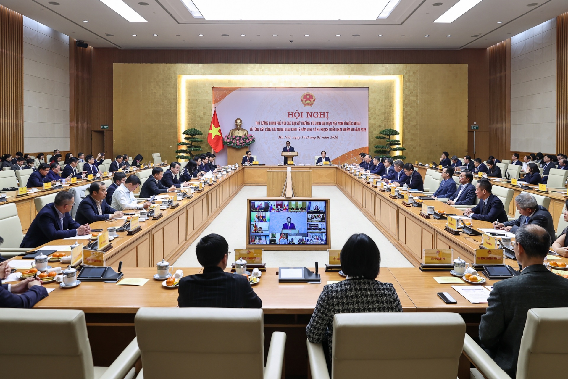 Tại Hội nghị trực tuyến với các Đại sứ, Trưởng Cơ quan đại diện Việt Nam ở nước ngoài về tổng kết công tác ngoại giao kinh tế năm 2025 và triển khai nhiệm vụ năm 2026, tối 10/1, Thủ tướng Chính phủ Phạm Minh Chính yêu cầu các bộ, ngành, địa phương, doanh nghiệp, nhất là các cơ quan đại diện Việt Nam ở nước ngoài phải thúc đẩy làm mới các động lực tăng trưởng truyền thống, đẩy mạnh khai thác hiệu quả các động lực tăng trưởng mới - Ảnh: VGP Tại Hội nghị trực tuyến với các Đại sứ, Trưởng Cơ quan đại diện Việt Nam ở nước ngoài về tổng kết công tác ngoại giao kinh tế năm 2025 và triển khai nhiệm vụ năm 2026, tối 10/1, Thủ tướng Chính phủ Phạm Minh Chính yêu cầu các bộ, ngành, địa phương, doanh nghiệp, nhất là các cơ quan đại diện Việt Nam ở nước ngoài phải thúc đẩy làm mới các động lực tăng trưởng truyền thống, đẩy mạnh khai thác hiệu quả các động lực tăng trưởng mới - Ảnh: VGP