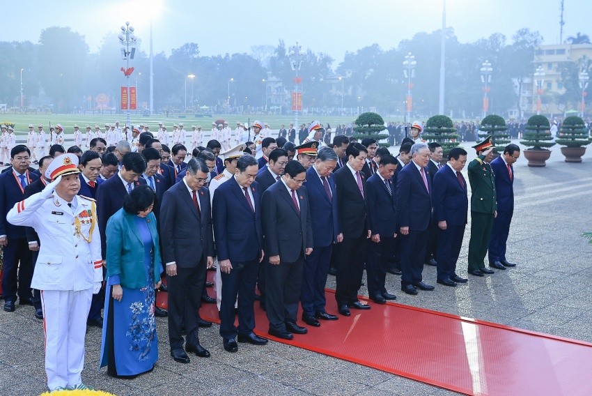 Đại biểu dự Đại hội Đảng lần thứ XIV vào Lăng viếng Chủ tịch Hồ Chí Minh