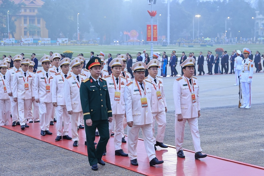 Đại biểu dự Đại hội Đảng lần thứ XIV vào Lăng viếng Chủ tịch Hồ Chí Minh