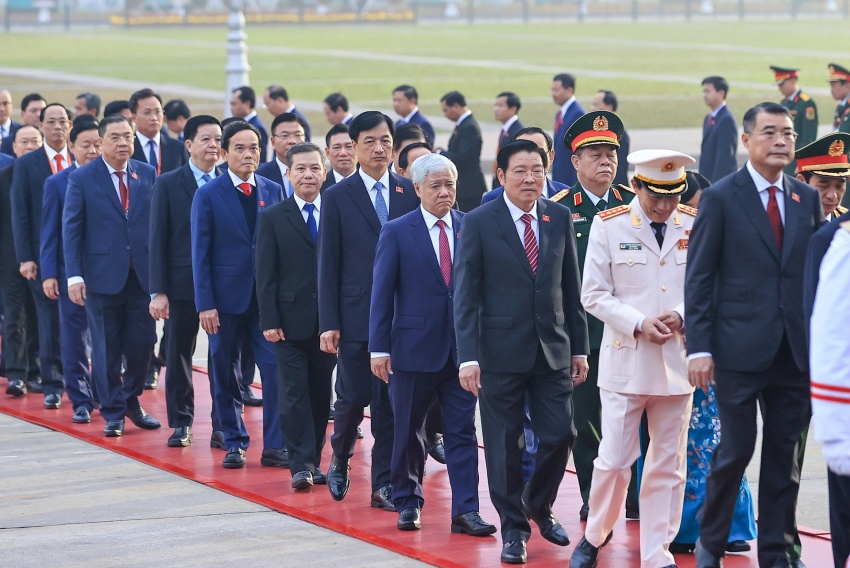 Đại biểu dự Đại hội Đảng lần thứ XIV vào Lăng viếng Chủ tịch Hồ Chí Minh