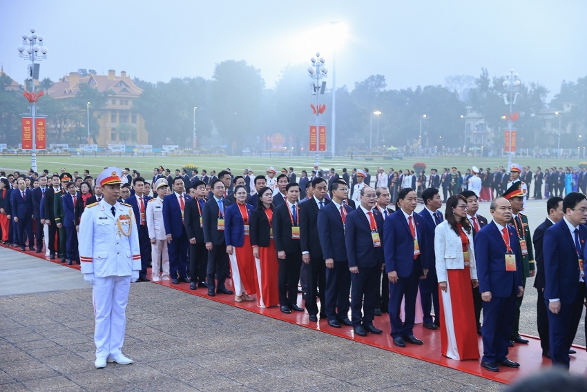 Đại biểu dự Đại hội Đảng lần thứ XIV vào Lăng viếng Chủ tịch Hồ Chí Minh