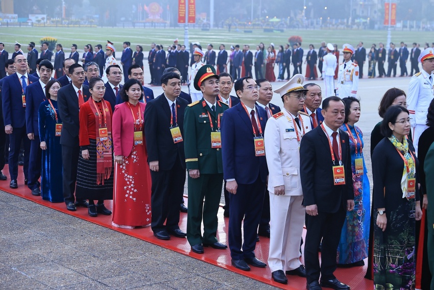 Đại biểu dự Đại hội Đảng lần thứ XIV vào Lăng viếng Chủ tịch Hồ Chí Minh