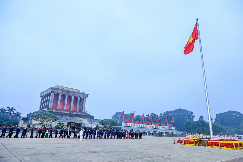 Đại biểu dự Đại hội Đảng lần thứ XIV vào Lăng viếng Chủ tịch Hồ Chí Minh