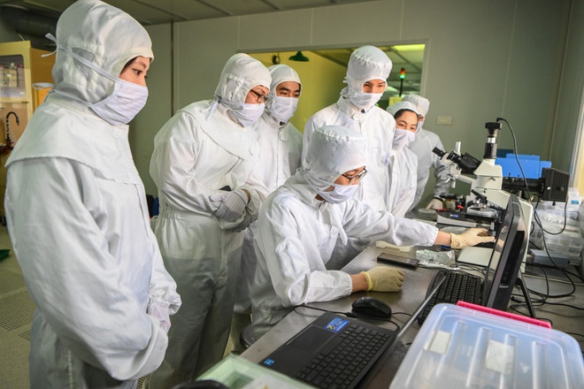 Phòng sạch, Trung tâm Nano và Năng lượng, trường Đại học Khoa học Tự nhiên, Đại học Quốc gia Hà Nội, nơi đào tạo và nghiên cứu về bán dẫn. (Ảnh: Giang Huy) Phòng sạch, Trung tâm Nano và Năng lượng, trường Đại học Khoa học Tự nhiên, Đại học Quốc gia Hà Nội, nơi đào tạo và nghiên cứu về bán dẫn. (Ảnh: Giang Huy)