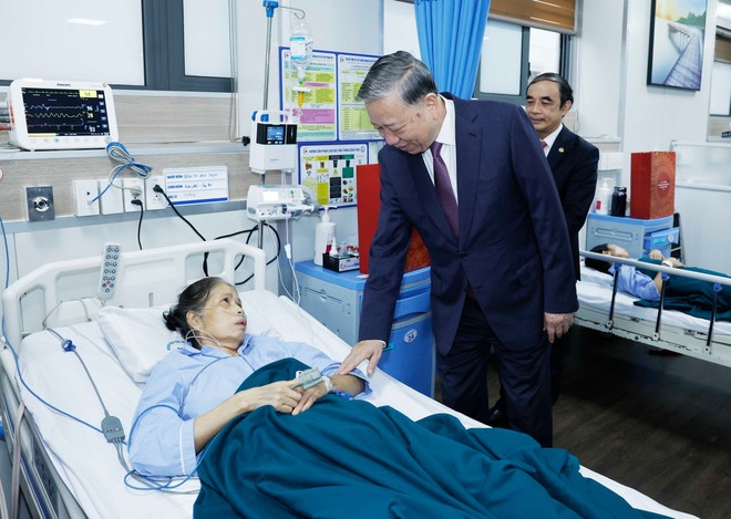 Tổng Bí thư Tô Lâm thăm hỏi và tặng quà cho các bệnh nhân đang điều trị tại Đại học Y Hà Nội. (Ảnh: TTXVN) Tổng Bí thư Tô Lâm thăm hỏi và tặng quà cho các bệnh nhân đang điều trị tại Đại học Y Hà Nội. (Ảnh: TTXVN)