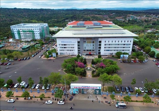 Khuôn viên Bệnh viện Đa khoa Vùng Tây Nguyên đổi mới cùng quyết định bổ nhiệm Giám đốc mới Khuôn viên Bệnh viện Đa khoa Vùng Tây Nguyên đổi mới cùng quyết định bổ nhiệm Giám đốc mới