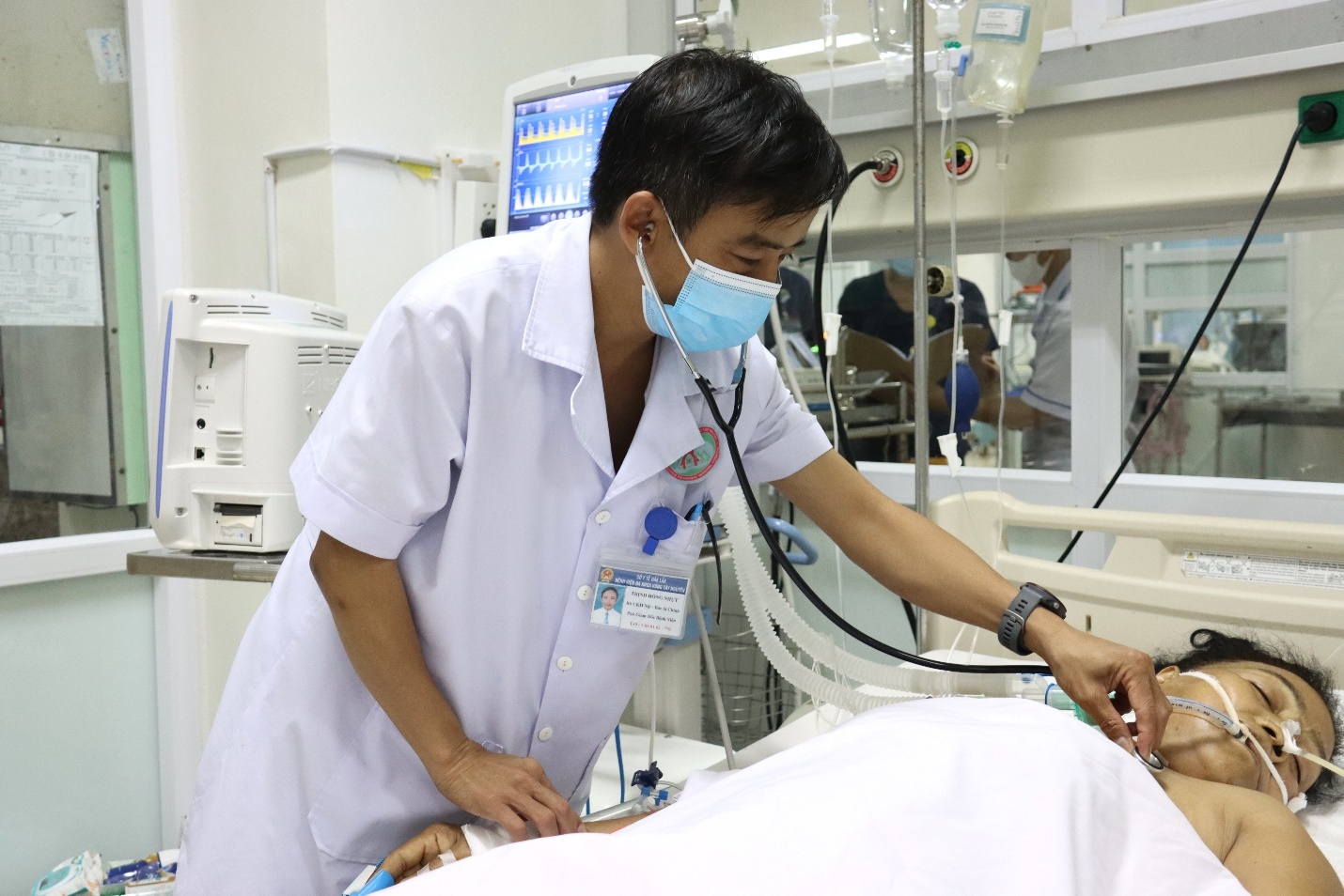 Bác sĩ Trịnh Hồng Nhựt trực tiếp thăm khám, kiểm tra sinh hiệu và theo dõi quá trình điều trị để định hướng cho các bác sỹ ở các bệnh nhân nặng tại khoa Hồi sức. Bác sĩ Trịnh Hồng Nhựt trực tiếp thăm khám, kiểm tra sinh hiệu và theo dõi quá trình điều trị để định hướng cho các bác sỹ ở các bệnh nhân nặng tại khoa Hồi sức.