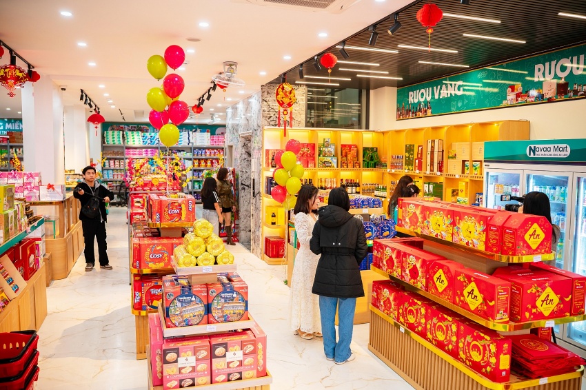 Không gian mua sắm hiện đại, đa dạng hàng hóa tại siêu thị mini Navaa Mart trong ngày khai trương.