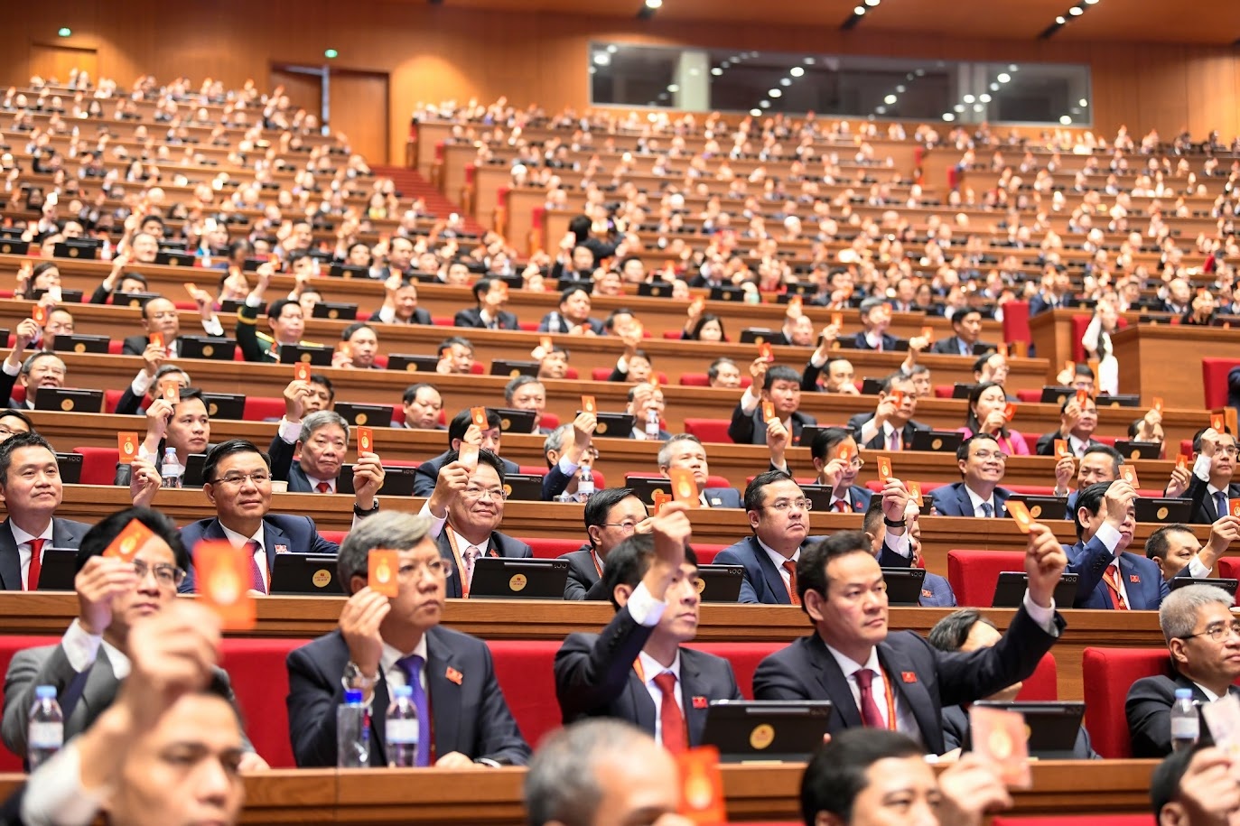 Đại biểu biểu quyết thông qua Quy chế làm việc của Đại hội - Ảnh: VGP Đại biểu biểu quyết thông qua Quy chế làm việc của Đại hội - Ảnh: VGP