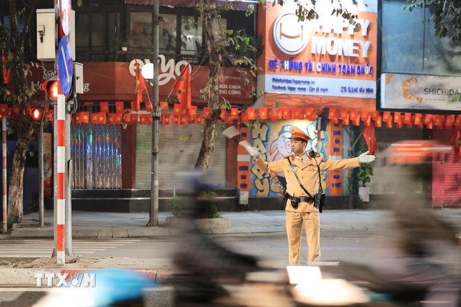 Lực lượng chức năng điều tiết giao thông tại nút giao Kim Mã-Giang Văn Minh. (Ảnh: TTXVN) Lực lượng chức năng điều tiết giao thông tại nút giao Kim Mã-Giang Văn Minh. (Ảnh: TTXVN)