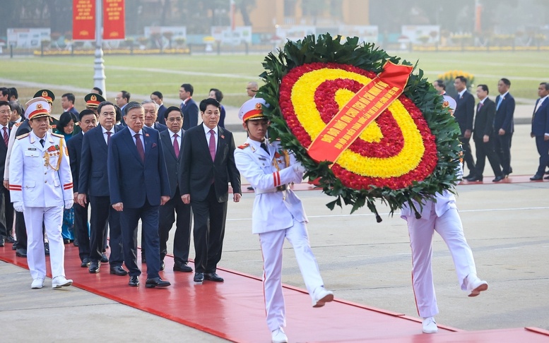 Trước giờ khai mạc phiên trù bị, các đại biểu dự Đại hội đã vào Lăng viếng Chủ tịch Hồ Chí Minh - Ảnh: VGP Trước giờ khai mạc phiên trù bị, các đại biểu dự Đại hội đã vào Lăng viếng Chủ tịch Hồ Chí Minh - Ảnh: VGP