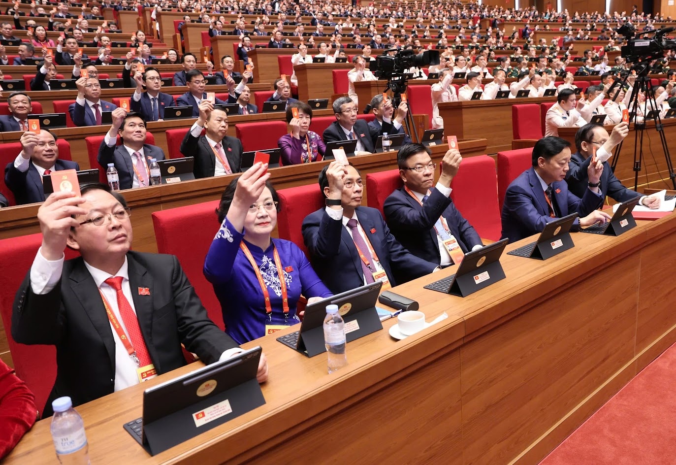 Đại biểu biểu quyết thông qua Quy chế làm việc của Đại hội - Ảnh: VGP Đại biểu biểu quyết thông qua Quy chế làm việc của Đại hội - Ảnh: VGP