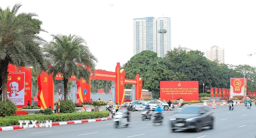 Biểu tượng búa liềm, cờ Đảng, cờ Tổ quốc chào mừng Đại hội đại biểu toàn quốc lần thứ XIV của Đảng trước cửa Trung tâm Hội nghị Quốc gia. (Ảnh: TTXVN) Biểu tượng búa liềm, cờ Đảng, cờ Tổ quốc chào mừng Đại hội đại biểu toàn quốc lần thứ XIV của Đảng trước cửa Trung tâm Hội nghị Quốc gia. (Ảnh: TTXVN)