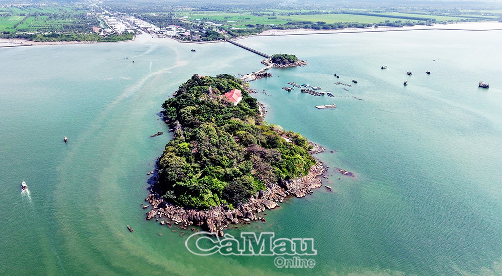 Du lịch Cà Mau phát triển gắn với khai thác hiệu quả tiềm năng, lợi thế kinh tế biển, sinh thái và bản sắc văn hoá địa phương. Ảnh: TRẦN NGUYÊN Du lịch Cà Mau phát triển gắn với khai thác hiệu quả tiềm năng, lợi thế kinh tế biển, sinh thái và bản sắc văn hoá địa phương. Ảnh: TRẦN NGUYÊN