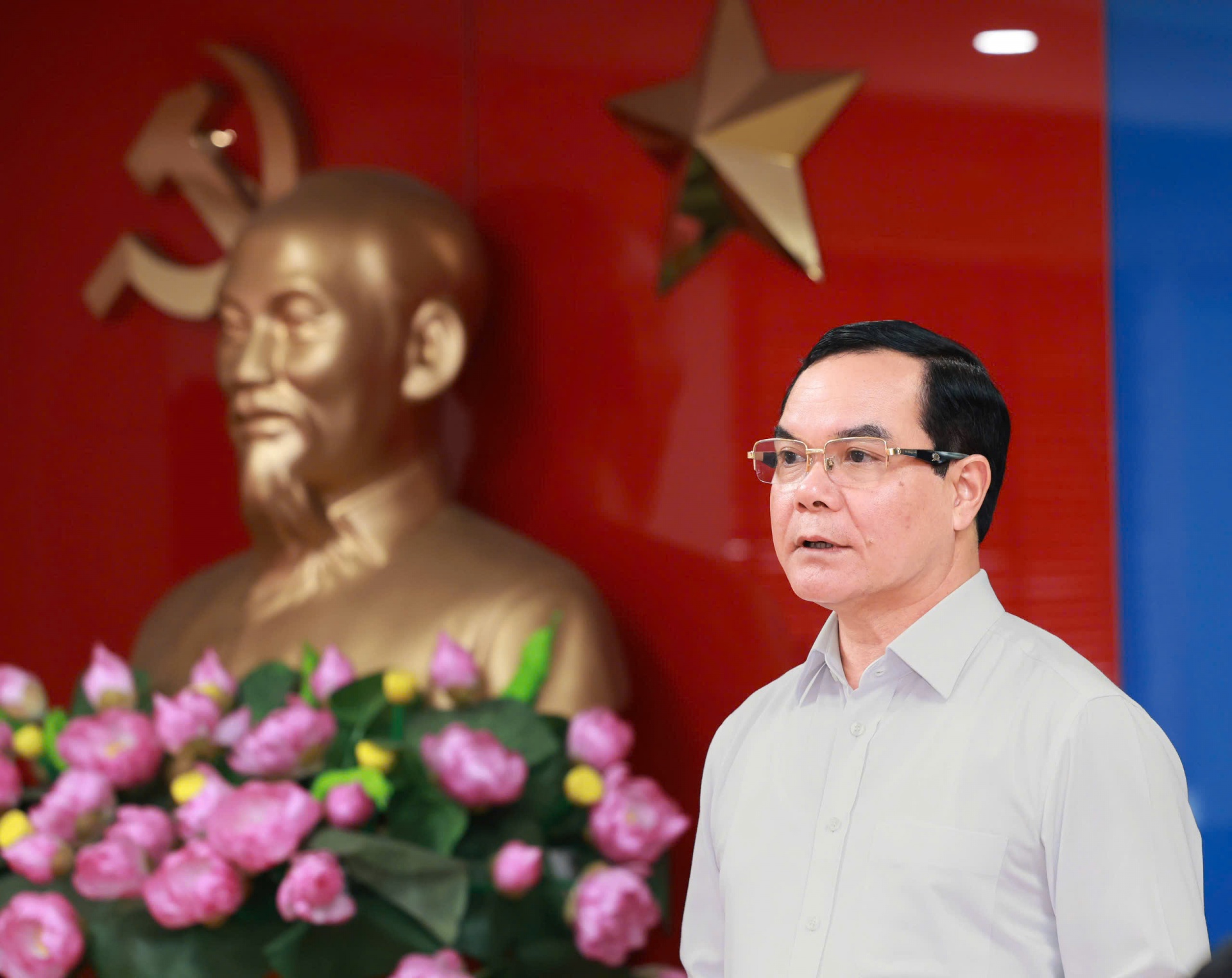 Đồng chí Nguyễn Đình Khang - Uỷ viên Ban Chấp hành Trung ương Đảng,  Phó Chủ tịch Ủy ban Trung ương MTTQ Việt Nam Bí thư Đảng ủy, Chủ tịch Tổng LĐLĐVN