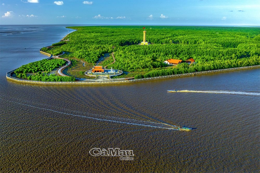 Mũi Cà Mau - vùng đất địa đầu cực Nam Tổ quốc, giữ vị thế chiến lược đặc biệt về quốc phòng, an ninh và phát triển kinh tế biển của đất nước. Ảnh: HUỲNH LÂM Mũi Cà Mau - vùng đất địa đầu cực Nam Tổ quốc, giữ vị thế chiến lược đặc biệt về quốc phòng, an ninh và phát triển kinh tế biển của đất nước. Ảnh: HUỲNH LÂM
