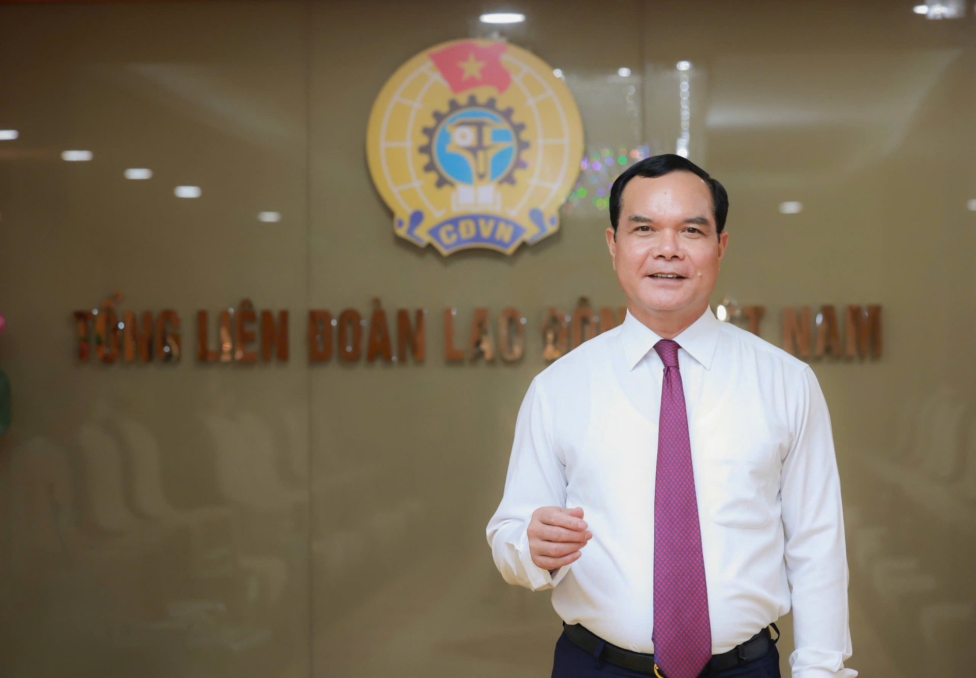 Đồng chí Nguyễn Đình Khang - Uỷ viên Ban Chấp hành Trung ương Đảng,  Phó Chủ tịch Ủy ban Trung ương MTTQ Việt Nam Bí thư Đảng ủy, Chủ tịch Tổng LĐLĐVN