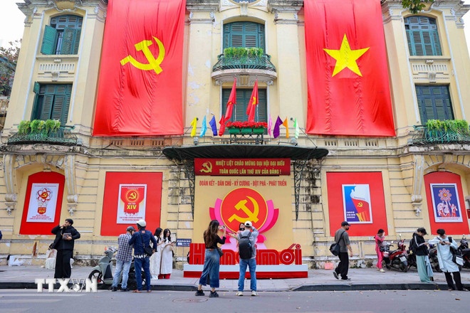 Thủ đô Hà Nội rực rỡ cờ hoa, hân hoan chào đón Đại hội XIV của Đảng