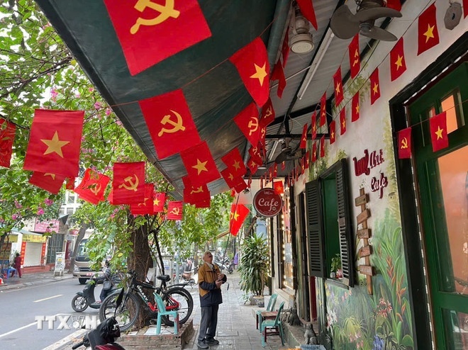 Thủ đô Hà Nội rực rỡ cờ hoa, hân hoan chào đón Đại hội XIV của Đảng