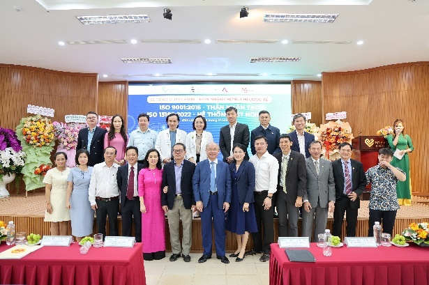 Các đại biểu tham dự chụp ảnh lưu niệm tại buổi lễ Các đại biểu tham dự chụp ảnh lưu niệm tại buổi lễ