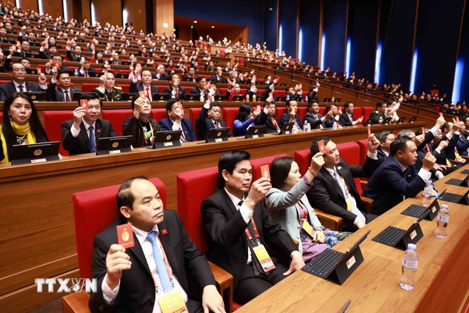   Đoàn đại biểu Đảng bộ tỉnh Lạng Sơn biểu quyết tại phiên khai mạc Đại hội. (Ảnh: TTXVN)