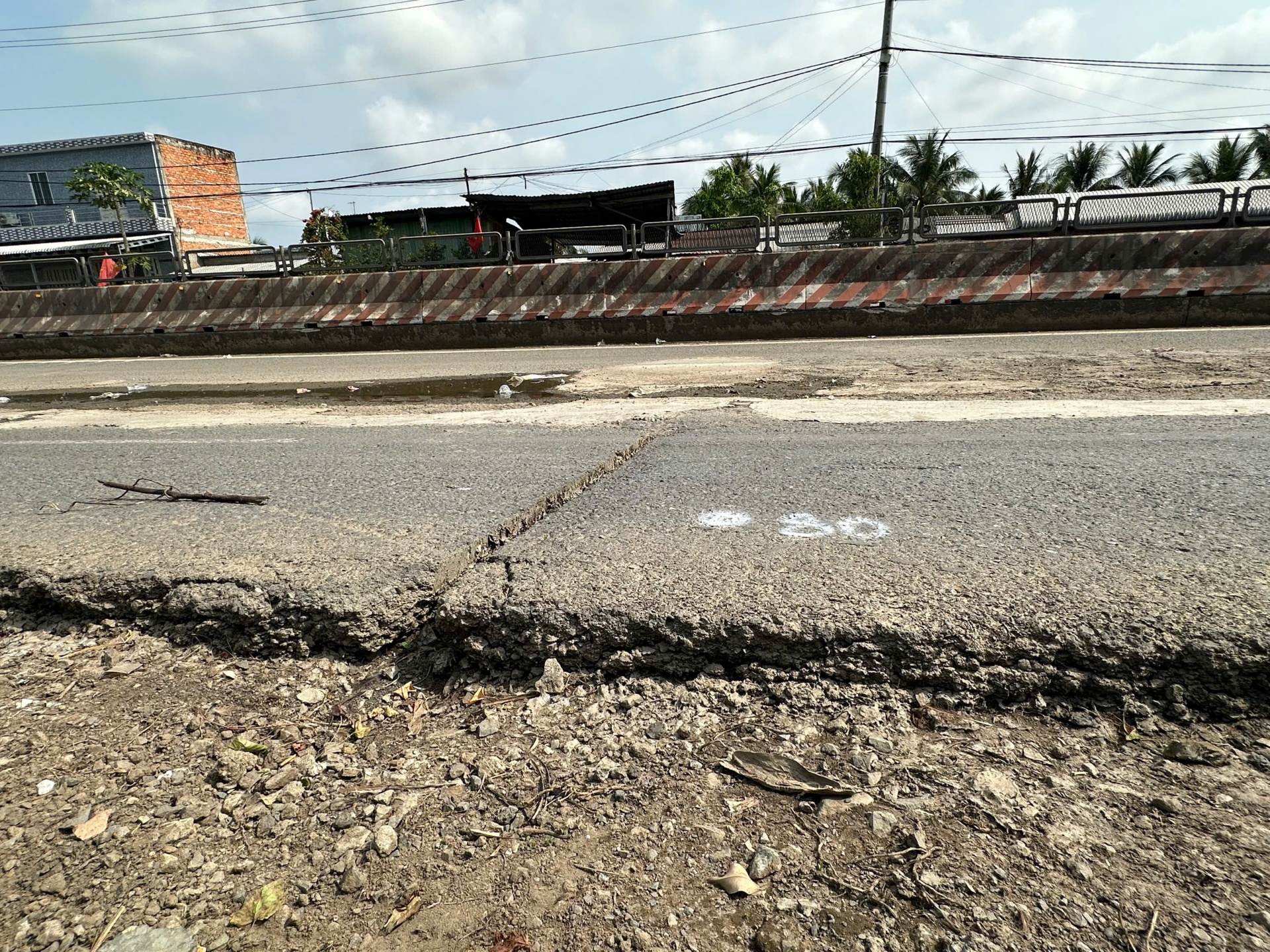 Người dân lo lắng vì Quốc lộ 1 qua TP. Cần Thơ mất an toàn giao thông khi sửa chữa