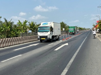 nguoi dan lo lang vi quoc lo 1 qua tp can tho mat an toan giao thong khi sua chua