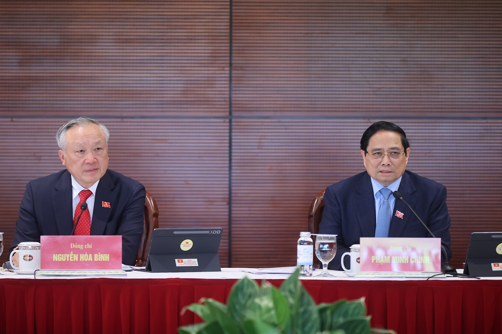 Thủ tướng nhấn mạnh niềm tin của nhân dân, niềm tin của doanh nghiệp và niềm tin của bạn bè quốc tế chính là nền tảng để chúng ta thực hiện các mục tiêu kinh tế - xã hội - Ảnh: VGP Thủ tướng nhấn mạnh niềm tin của nhân dân, niềm tin của doanh nghiệp và niềm tin của bạn bè quốc tế chính là nền tảng để chúng ta thực hiện các mục tiêu kinh tế - xã hội - Ảnh: VGP