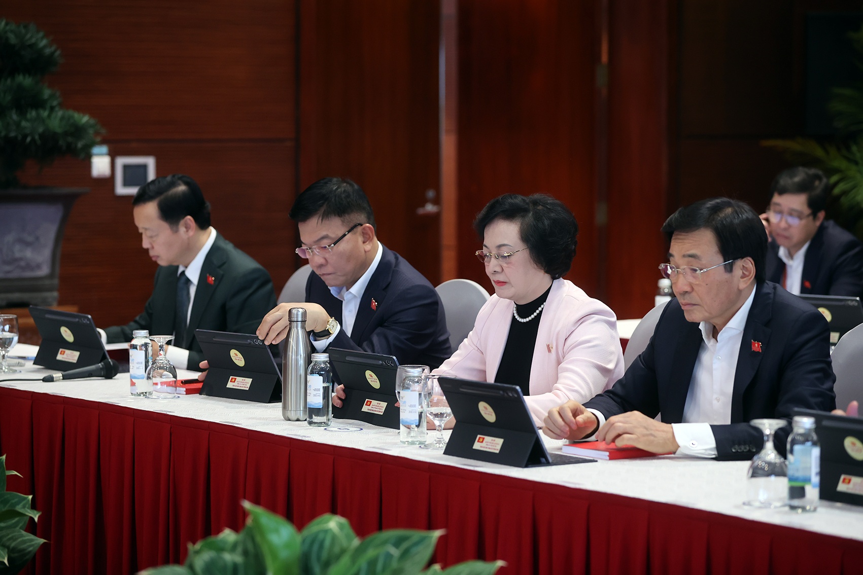 Đại biểu Đoàn Đảng bộ Chính phủ thảo luận tại Đoàn - Ảnh: VGP Đại biểu Đoàn Đảng bộ Chính phủ thảo luận tại Đoàn - Ảnh: VGP