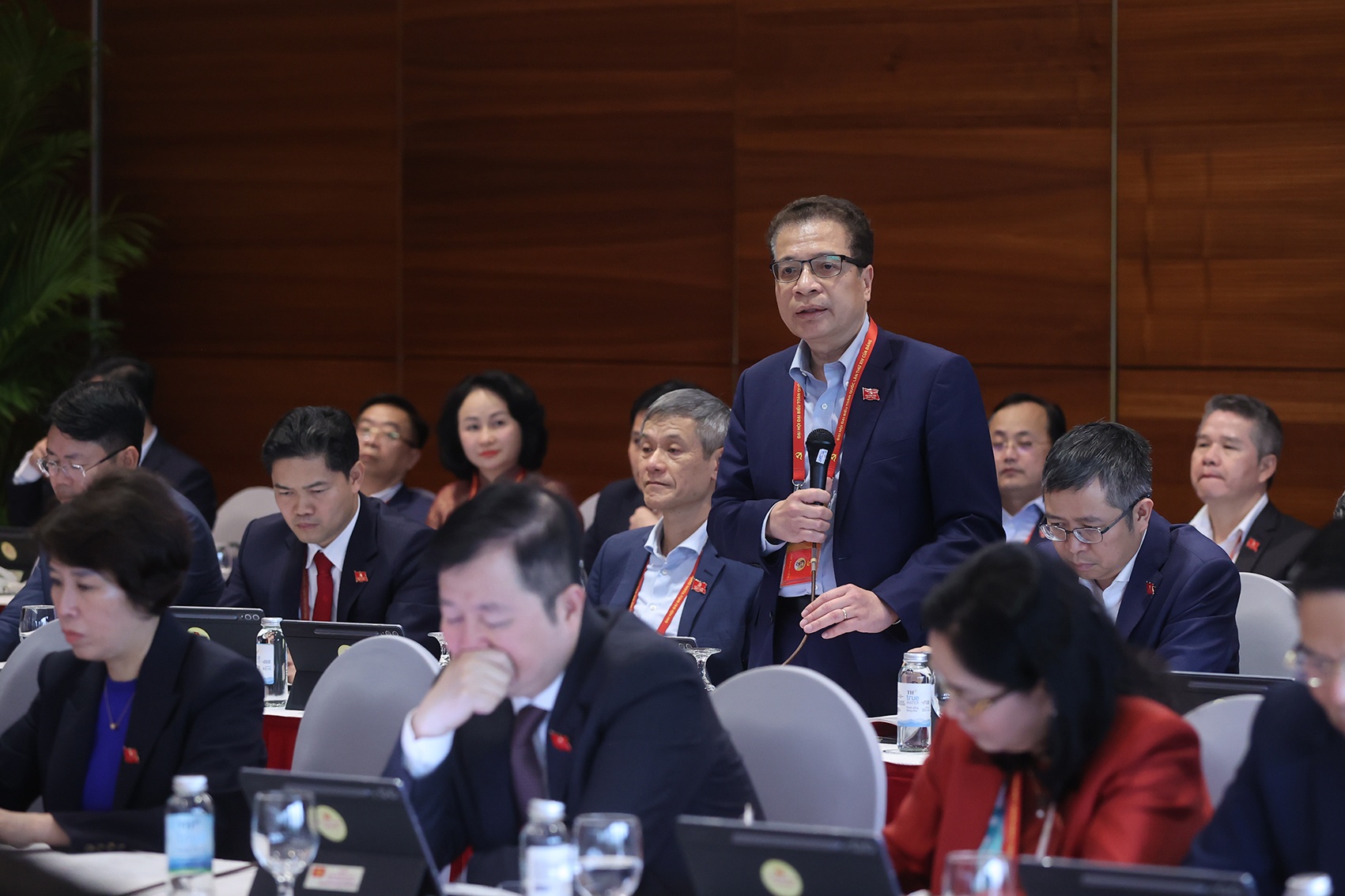 Các đại biểu thảo luận tại Đoàn - Ảnh: VGP Các đại biểu thảo luận tại Đoàn - Ảnh: VGP