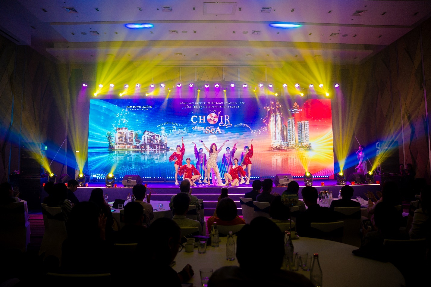 Ca sĩ Dương Hoàng Yến thổi bùng không khí khán phòng với màn trình diễn kết hợp giữa âm thanh, ánh sáng và công nghệ Ca sĩ Dương Hoàng Yến thổi bùng không khí khán phòng với màn trình diễn kết hợp giữa âm thanh, ánh sáng và công nghệ