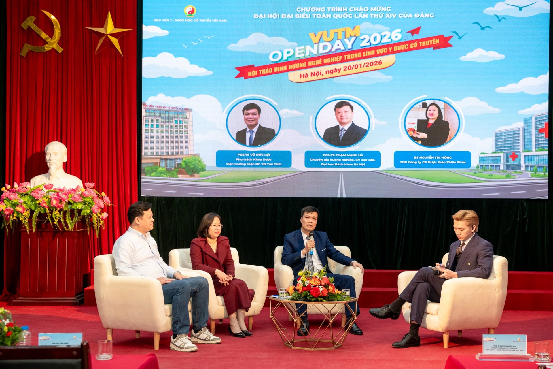 Các diễn giả trao đổi thông tin tại hội thảo.