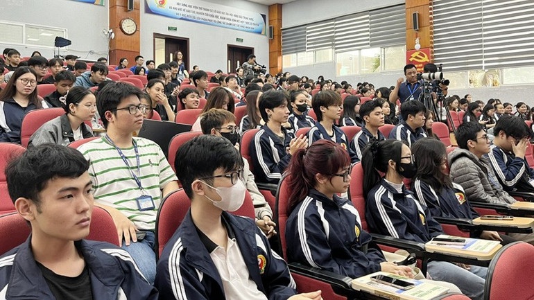 Đông đảo sinh viên Học viện Y-Dược học cổ truyền Việt Nam tham dự hội thảo.