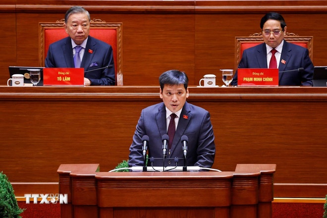 Đồng chí Nguyễn Thanh Bình, Phó Trưởng Ban Tổ chức Trung ương, tham luận về vấn đề “Xây dựng, hoàn thiện tổ chức bộ máy của hệ thống chính trị đáp ứng yêu cầu phát triển đất nước trong kỷ nguyên mới.” (Ảnh: TTXVN) Đồng chí Nguyễn Thanh Bình, Phó Trưởng Ban Tổ chức Trung ương, tham luận về vấn đề “Xây dựng, hoàn thiện tổ chức bộ máy của hệ thống chính trị đáp ứng yêu cầu phát triển đất nước trong kỷ nguyên mới.” (Ảnh: TTXVN)