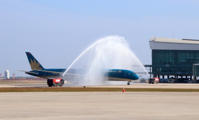   Nghi thức phun vòi rồng chào mừng chuyến bay đầu tiên của Hãng hàng không quốc gia Việt Nam - Vietnam Airlines - đáp xuống Cảng hàng không quốc tế Long Thành. (Ảnh: TTXVN)