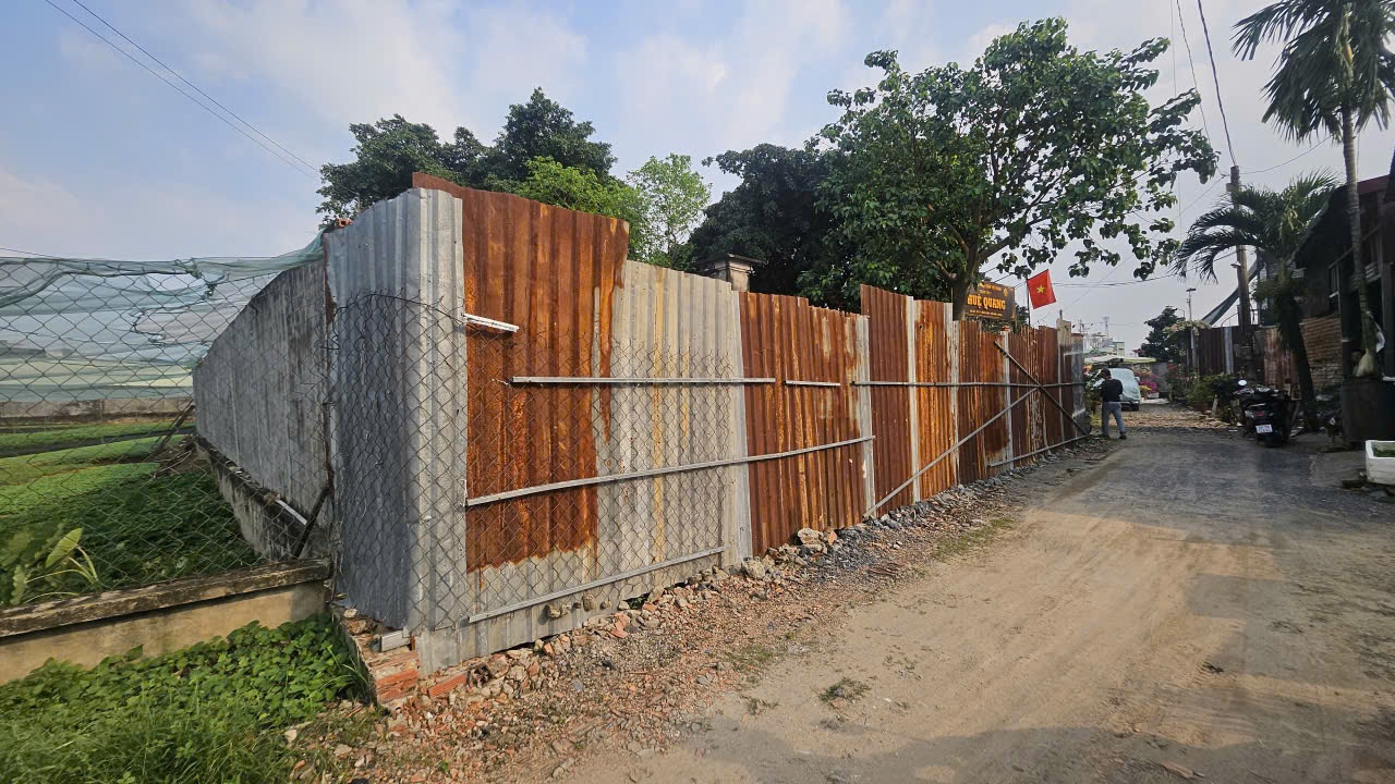 Tường rào kiên cố bịt kín lối đi duy nhất của căn nhà ông Hứa Văn Mừng.