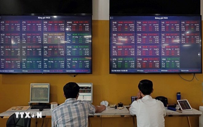   Khách hàng giao dịch tại Hội sở chính Công ty Chứng khoán Bảo Việt tại Hà Nội. (Ảnh: TTXVN)