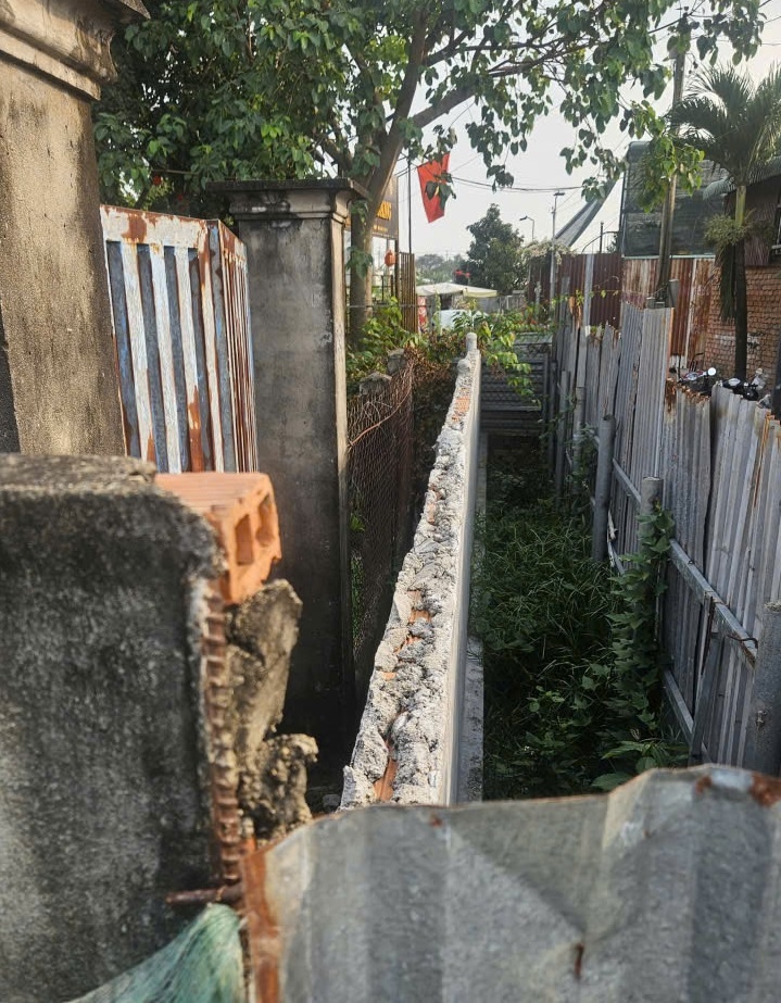 Tường bê tông được xây dựng ngang nhiên trên đất nhà ông Mừng.