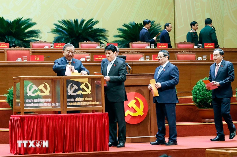 Tổng Bí thư Tô Lâm và các đồng chí lãnh đạo Đảng, Nhà nước bỏ phiếu bầu Ban Chấp hành Trung ương Đảng khóa XIV. (Ảnh: TTXVN)